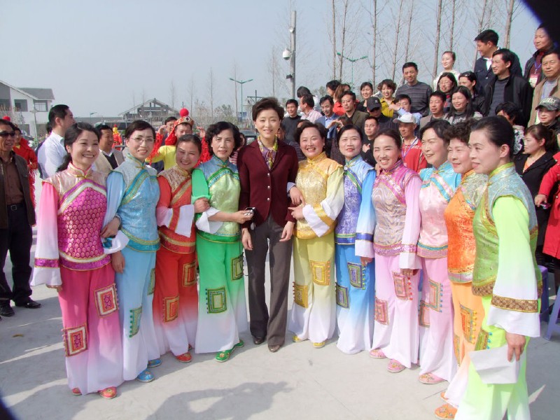 杨澜与兴化市老干部艺术团老同志合影留念