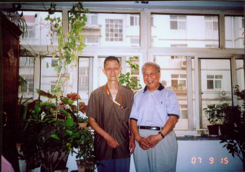 儿时挚友70年后重聚首张慕新（左）刘冠文（右）