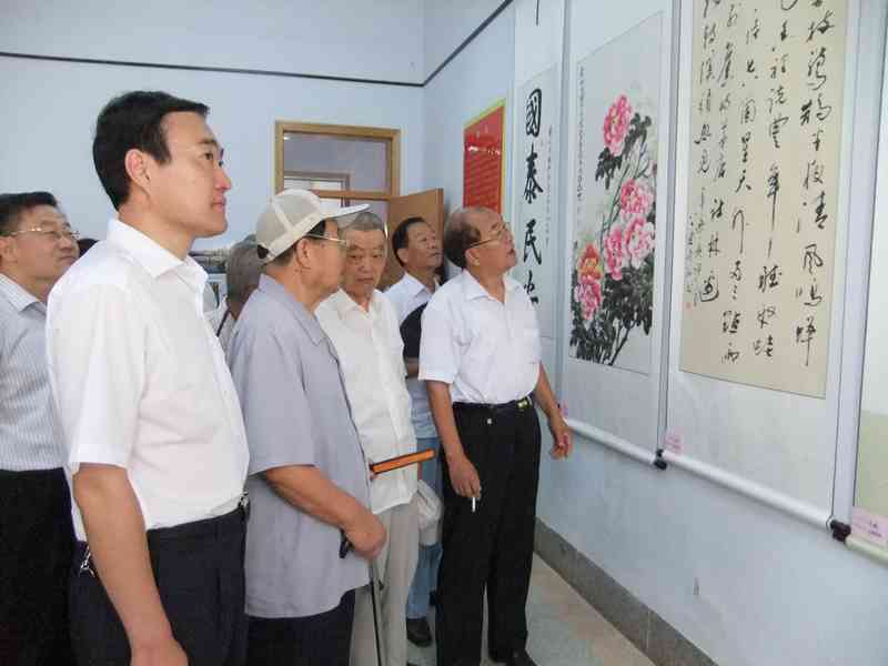 枣庄市中区组织老干部观看书画摄影展