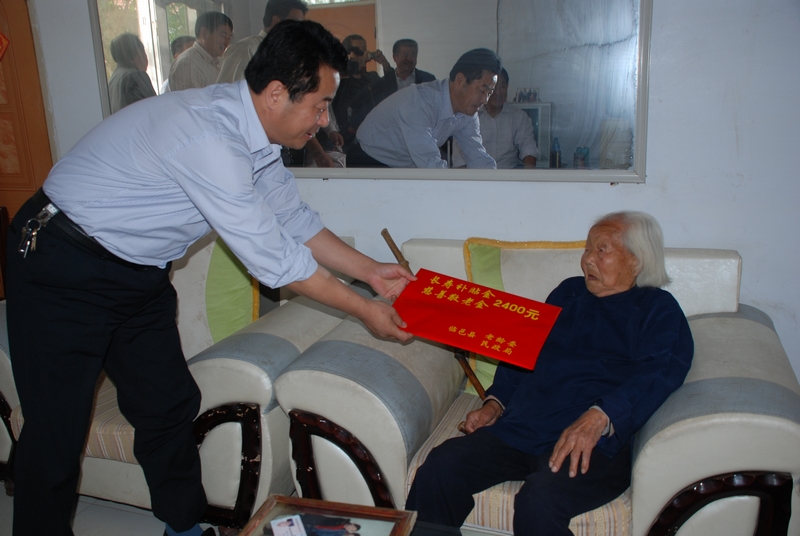 临邑县为百岁老人送长寿金