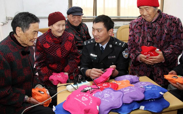 山东枣庄民警“大雪”给老人送温暖