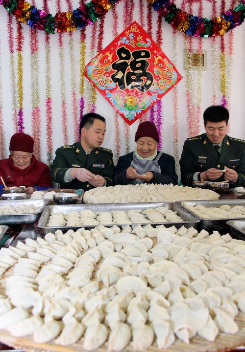 军民同包“新年水饺”迎佳节