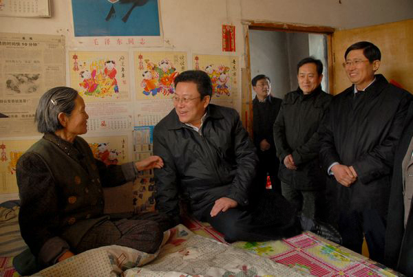 莱阳市委领导走访慰问老党员