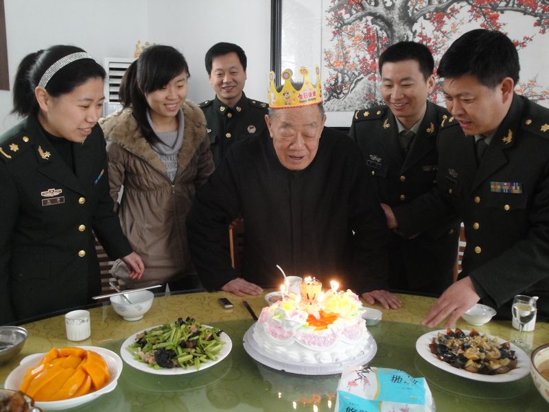 兰山路军休所为老干部庆祝生日