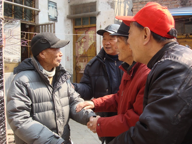 菏泽“银龄爱心志愿团”关爱“空巢老人”