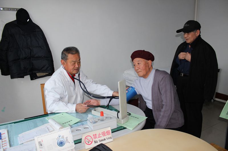 蓬莱军休二所组织健康查体 服务“军休家庭”