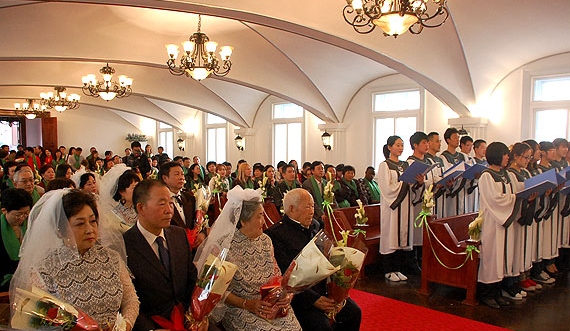 老年公益婚礼点亮烟台山