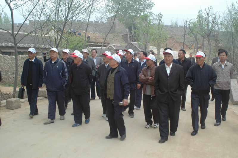 临朐县老干部组织老同志参加红色旅游