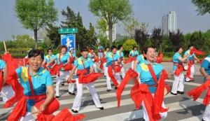 海阳老年人精彩表演为亚沙会火炬传递锦上添花