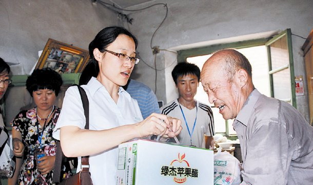 龙口市《今日龙口》报公益团队情暖困难老人