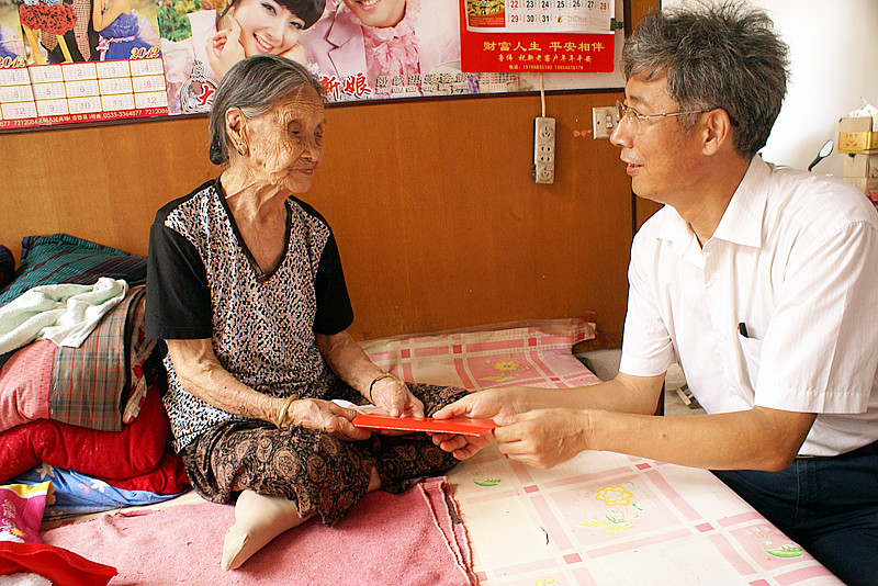 莱阳市老龄办深入乡村走访看望百岁老人