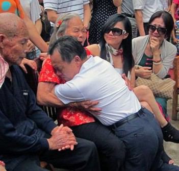 北大校长跪母惹争议，您怎么看？