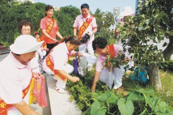 烟台市芝罘区120余老年志愿者走上街头美化环境