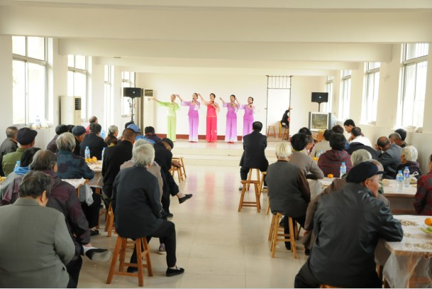 蓬莱市老年艺术团到敬老院慰问演出