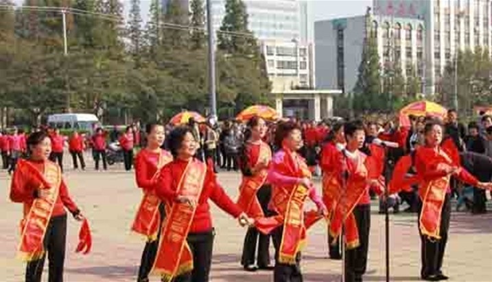 招远市老年人组成演出队宣传交通安全