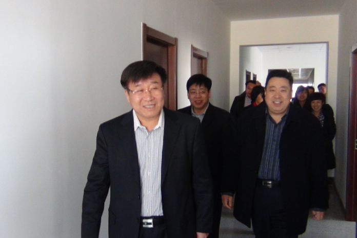 烟台市副市长徐少宁看望慰问老龄办工作人员