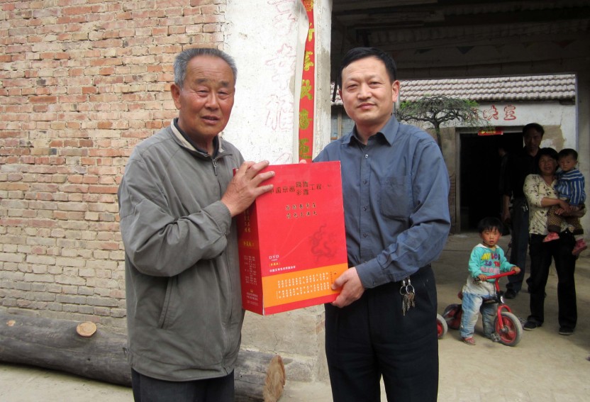 菏泽市马常修老年活动室获赠中国京剧彩霞晚霞工程DVD光盘