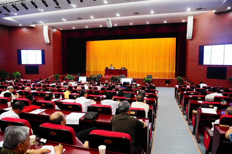 省委老干部局组织离退休干部形势报告会