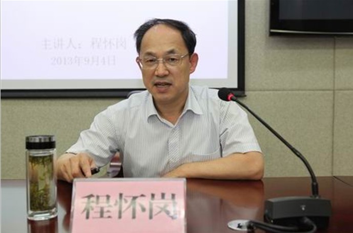 省委老干部局局长省委组织部部务委员程怀岗同志讲党课