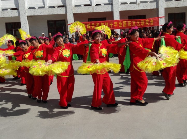 山东省单县各界老年人载歌载舞庆国庆