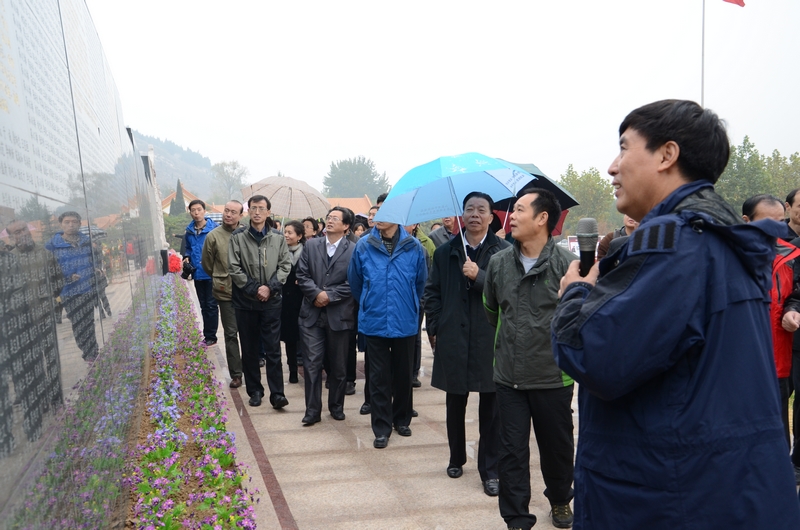 省委老干部局、山东老年大学组织参观老战士纪念广场