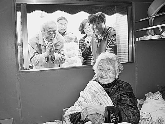 感恩母爱播孝道，花甲儿女组团拉着高龄老妈去旅行