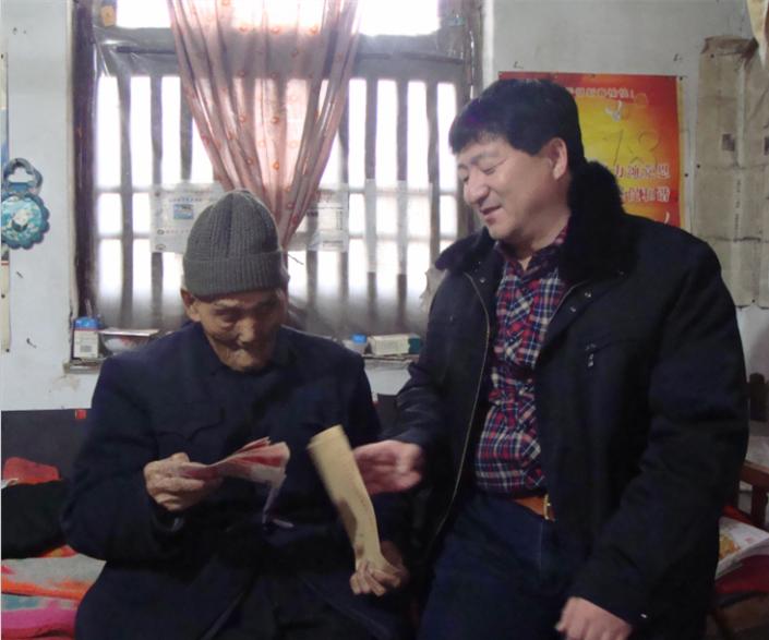 山东省淄川区委老干部局为离退休干部和遗属发放帮扶救助金