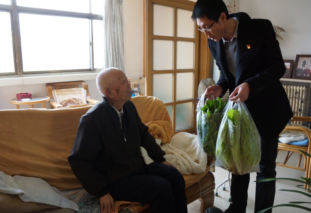 山东省滨州市老干部活动中心志愿者看望老干部