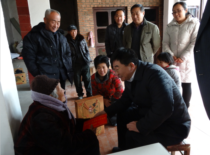 山东单县春节期间走访慰问百岁“老寿星”