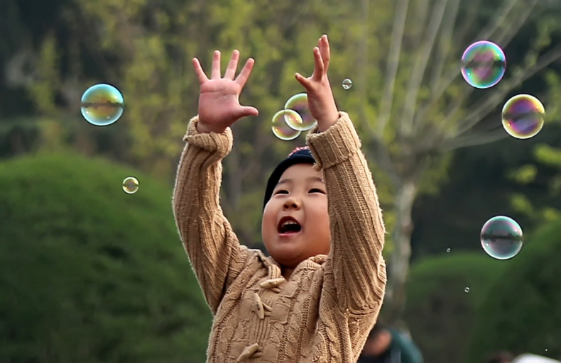 2014年第5期—图行天下—七一六《吹泡泡》