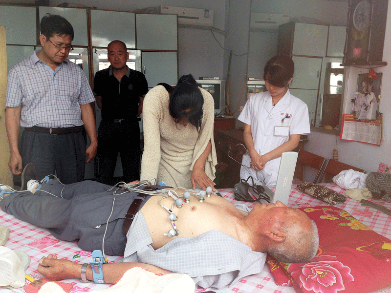 河北：平泉县开展送医上门亲情服务活动