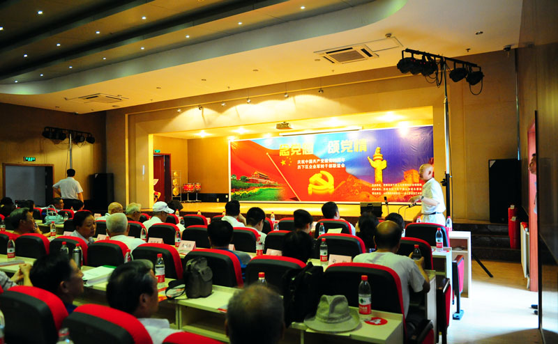 原济空文工团为军转干部表演精彩节目（组图）