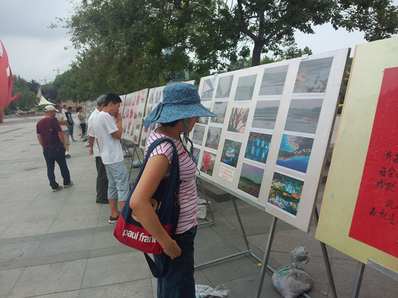 李沧区庆七一  老干部摄影书画展展城市新貌