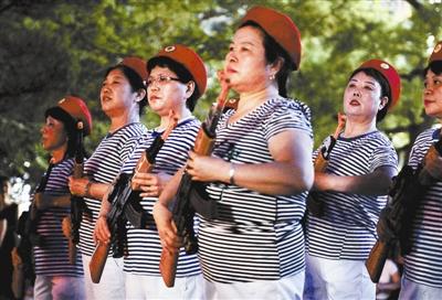 北京大妈街头持枪“打鬼子”走红