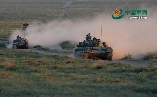 解放军在炮火声中迎“八一”