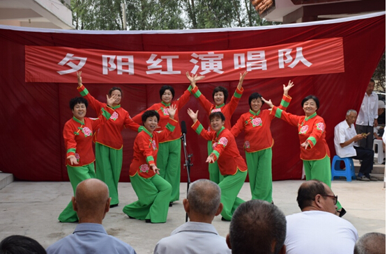 山西浮山县夕阳红演唱队到敬老院表演