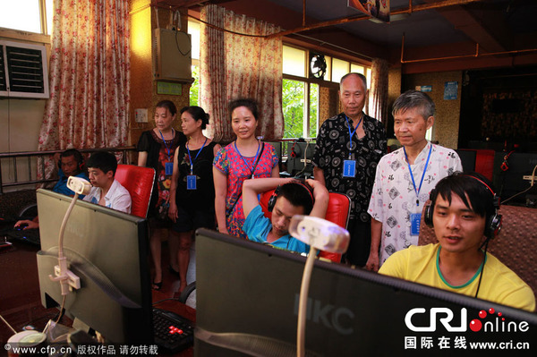 四川泸州网吧现义务老年监督队 严守暑期安全