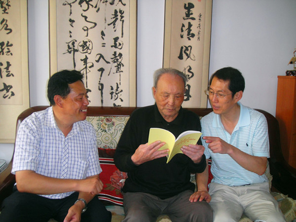 青岛科技大学开展“三送活动”庆“七一”走访慰问离退休老党员老同志