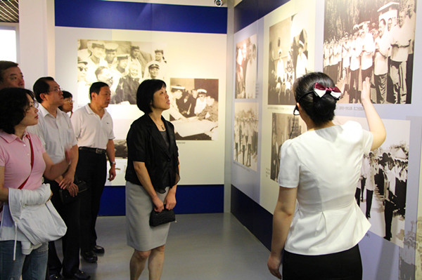 青岛市委老干部局组织参观“1979·邓小平在青岛”图片展
