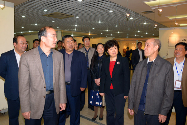 青岛科技大学组织离退休老同志积极参加“廉政文化建设月”活动