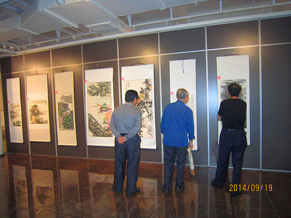 崂山区组织老干部参观“翰墨世园情 共筑中国梦”书画展