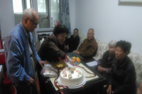 【商务部】离退休干部局龙潭湖支部举行集体生日会