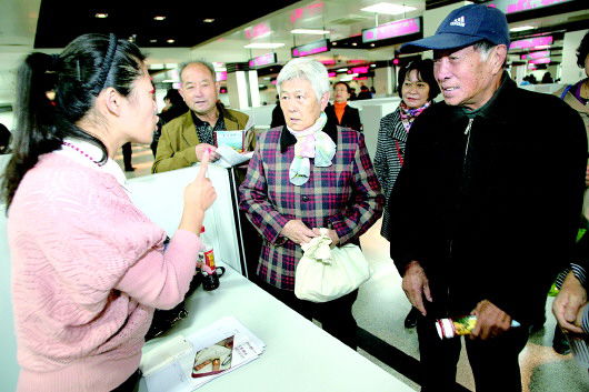 【山东】烟台老年人才交流洽谈会 引来1200多位老人求职