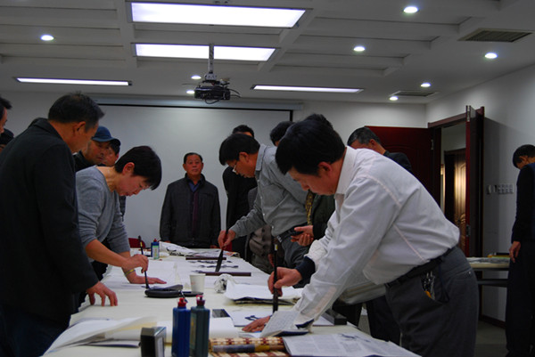 青岛市平度市老年大学书画笔会 走进华夏银行