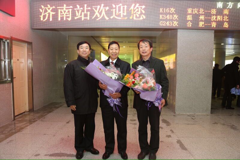 国网山东公司到车站迎接“双先”代表并学习会议精神