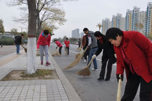 山东滨州市老干部活动中心组织职工上街清扫卫生