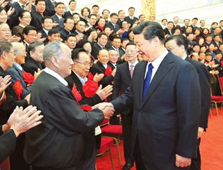 全国离退休干部先进个人王荻：我和总书记握手50秒