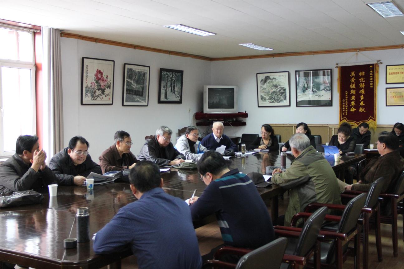 吉林省通化市委老干部局组织市老干部书画协会会员学习全国离退休干部“双先”表彰大会精神