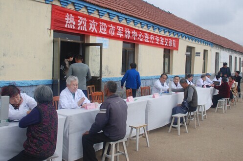 威海市军休中心休干深入困难村义诊