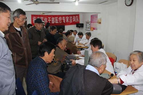 上海杨浦军休干部医疗专家咨询队义诊进社区
